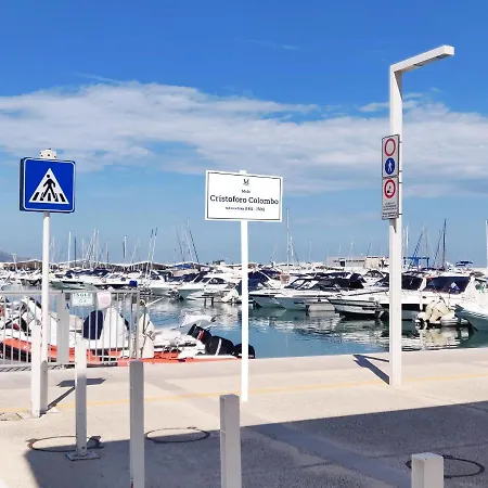 Marina Del Gargano Houseboat Botel *