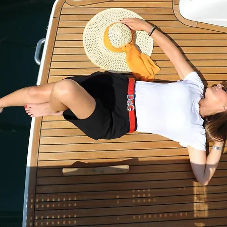 Marina Del Gargano Houseboat Botel *