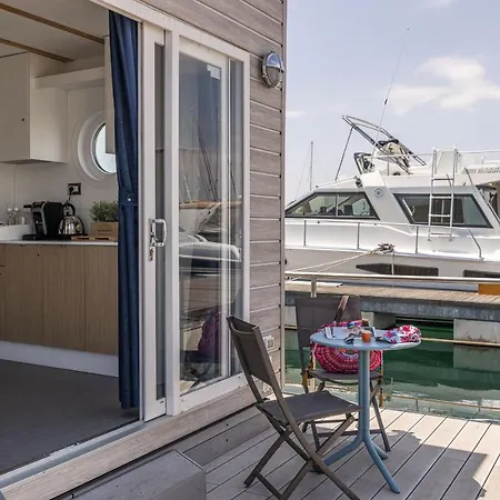 Botel Marina Del Gargano Houseboat *