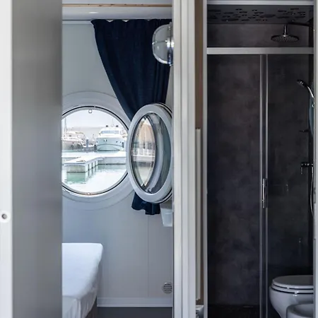 Marina Del Gargano Houseboat Botel *